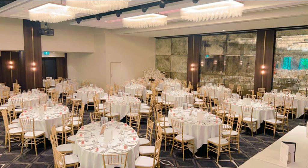 gold tiffany chairs, round banquet tables, linen